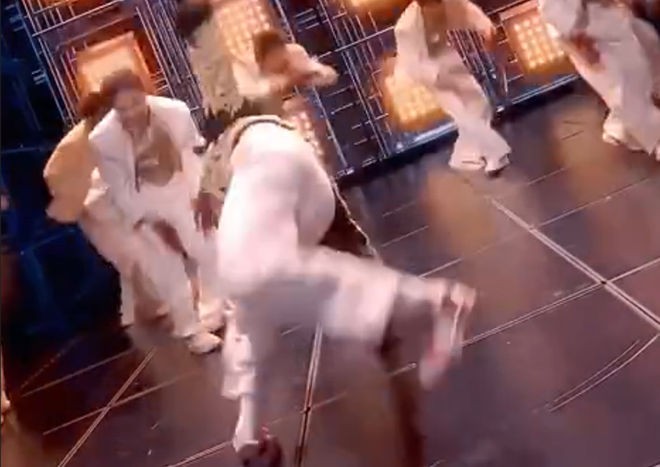 Танец Ван Ибо и покорябанный пол.