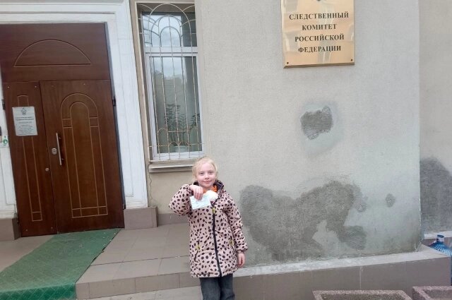    Арина у здания Следственного комитета России в апреле 2025 года. Фото: Из личного архивa/ Мария Гавриленко