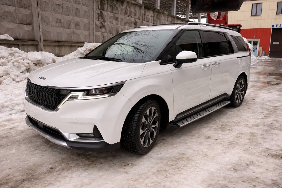 Пороги на Kia Carnival - практичное решение для семейного минивэна. Удобная посадка, защита кузова и комфорт в ежедневной эксплуатации