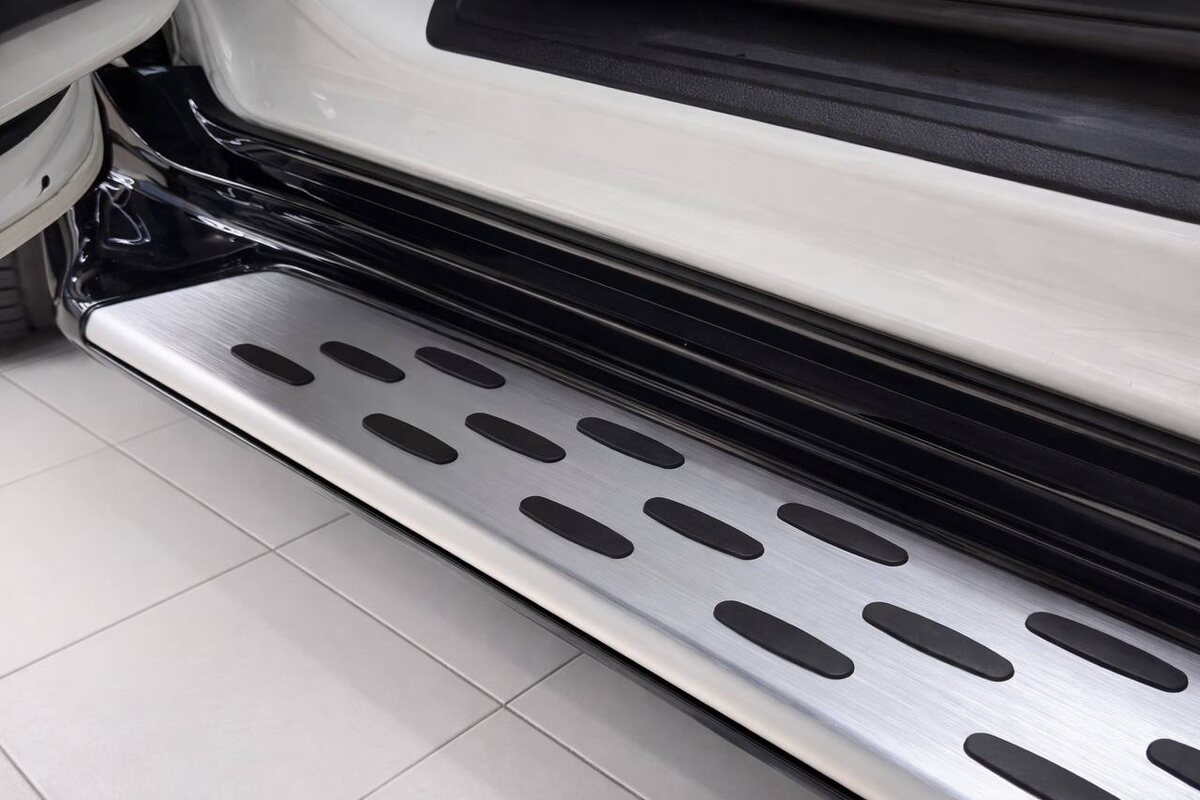 Kia Carnival с установленными порогами - больше удобства для детей и взрослых. Функциональный тюнинг для семейного автомобиля