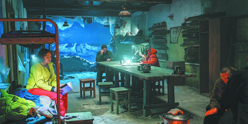    Герои фильма «Вершина»: Нина (Анна Банщикова), Отец (Кирилл Полухин), Майя (Мария Денисова) и Зорин (Артём Быстров) внутри старой советской казармы, выполняющей роль перевалочного пункта для альпинистов."САШ-МУВИ", "Ол Медиа Компани", START