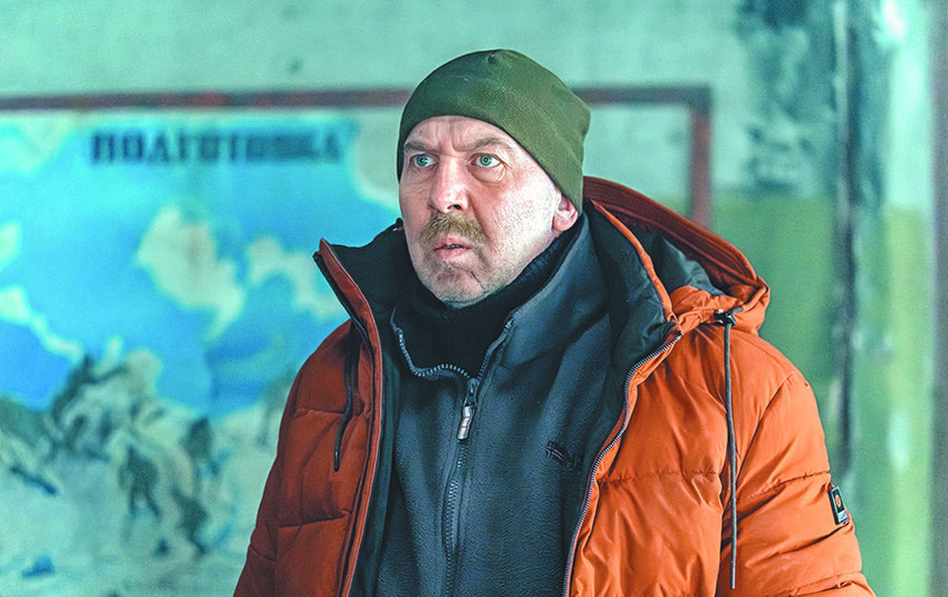    Проводник по кличке Отец (Кирилл Полухин) повёл туристов в горы, несмотря на портящуюся погоду, так как желание заработать оказалось сильнее."САШ-МУВИ", "Ол Медиа Компани", START