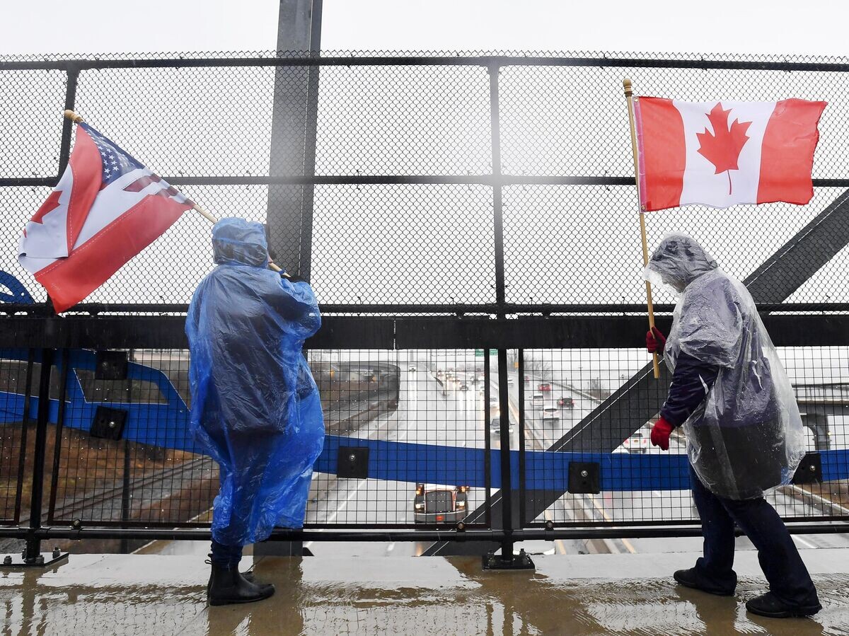    Активисты во время акции на пограничном переходе "Мост Мира" в Буффало, штат Нью-Йорк | © AP Photo / Adrian Kraus