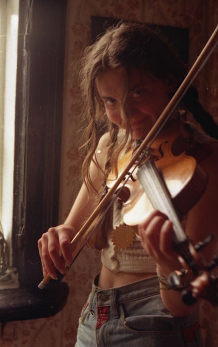 Мне тут 17, я играю на скрипке в переходах и путешествую автостопом