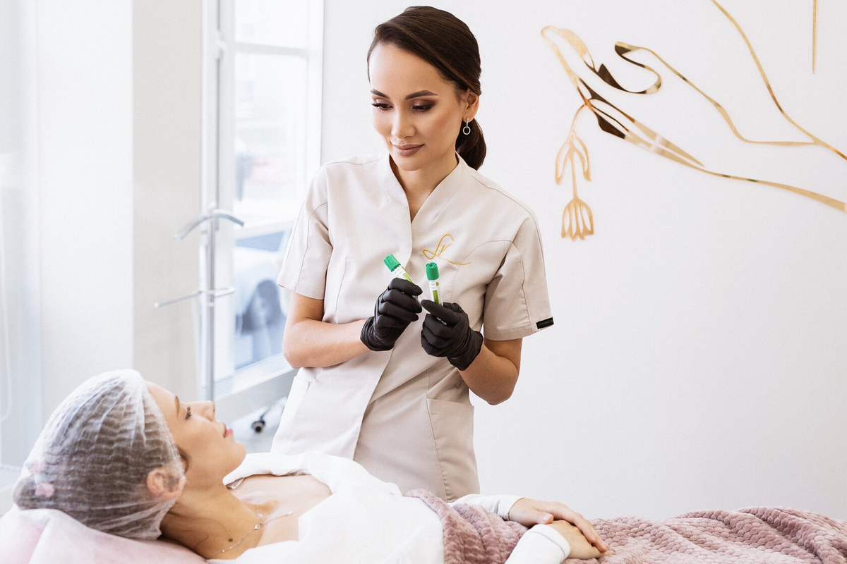 После 35–40 в anti-age всё чаще используют биостимуляторы, в том числе полимолочную кислоту, чтобы не просто добавить объём, а повысить плотность и качество тканей.