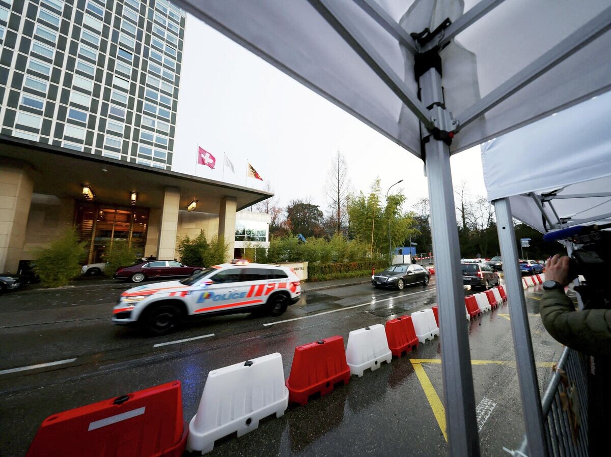    Полицейский автомобиль у отеля "Интерконтиненталь" в Женеве перед началом переговоров представителей России, США и Украины | © REUTERS / Pierre Albouy