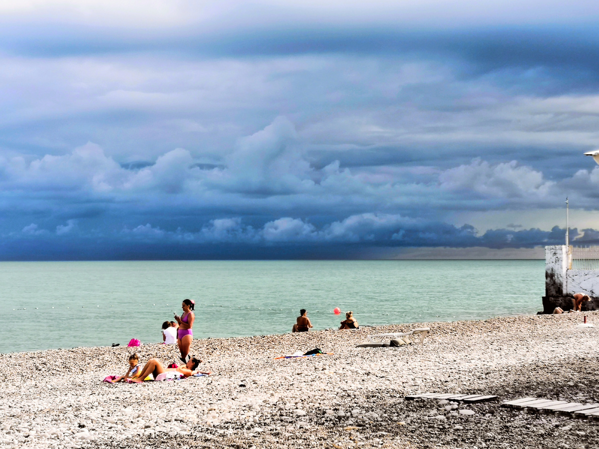 Пляж. Гудаута, Абхазия. Фото автора