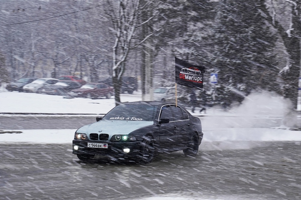    Скорость, азарт и будущие просмотры - все это заставляет водителя забыть об опасности и осторожности. Начинается игра без правил. / РИА Новости