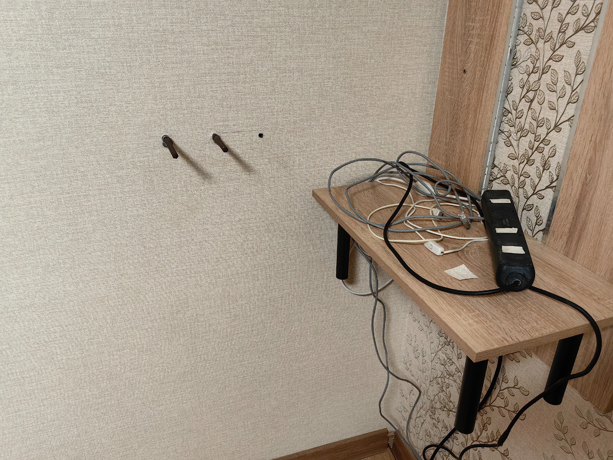 Крайнее правое отверстие таит в себе тайну в 220 вольт.