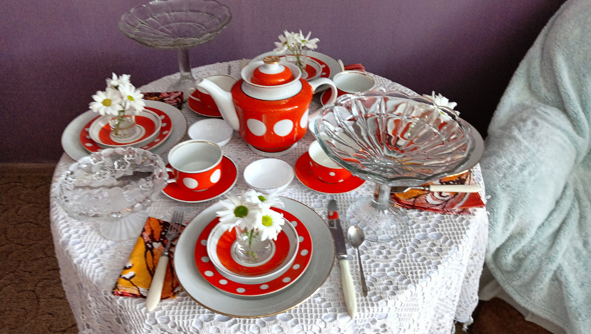 Встречаем весну с яркой винтажной посудой. Фото автора 