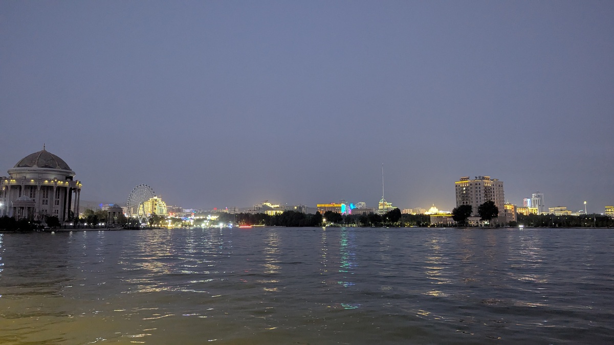 Молодежное озеро и огни ночного Душанбе