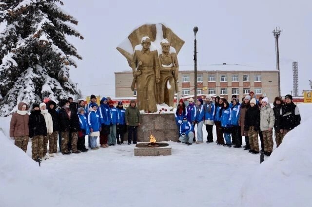    Студенты участвуют в благоустройстве памятников и мемориалов. Фото: Фото "АиФ-Чувашия"