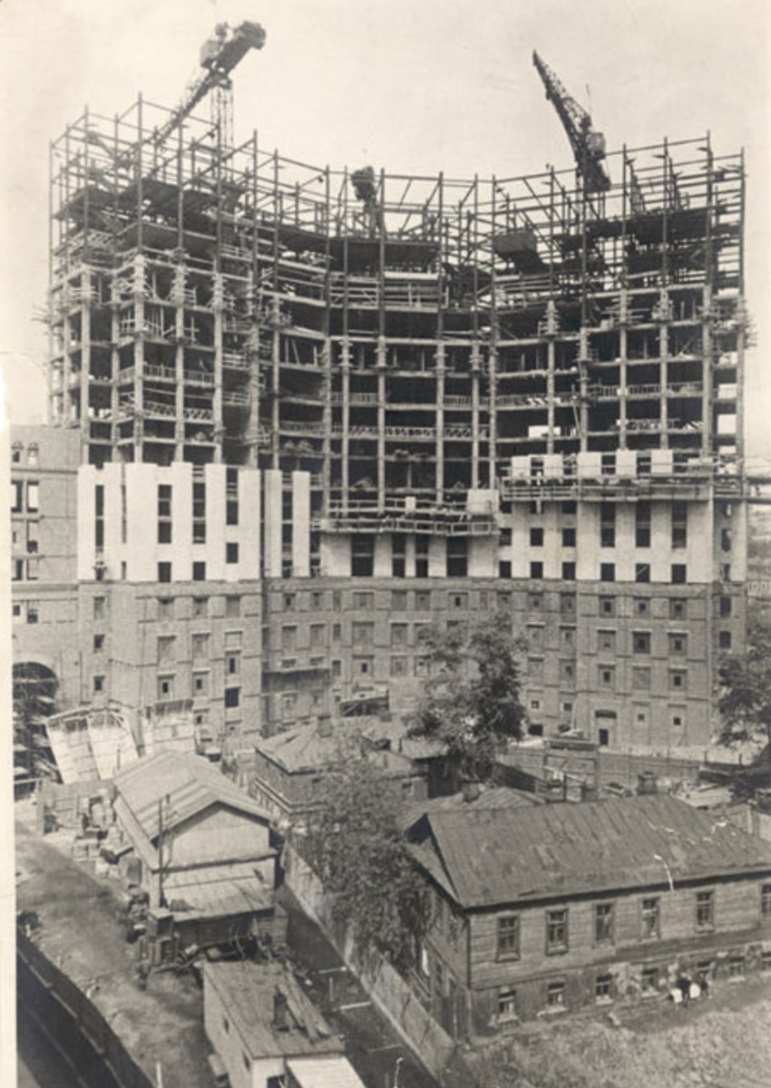 Строительство началось в 1947 году