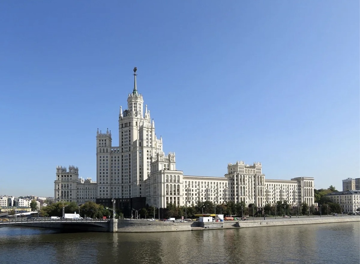 Для воплощения проекта понадобилось снести несколько прилегающих переулков.