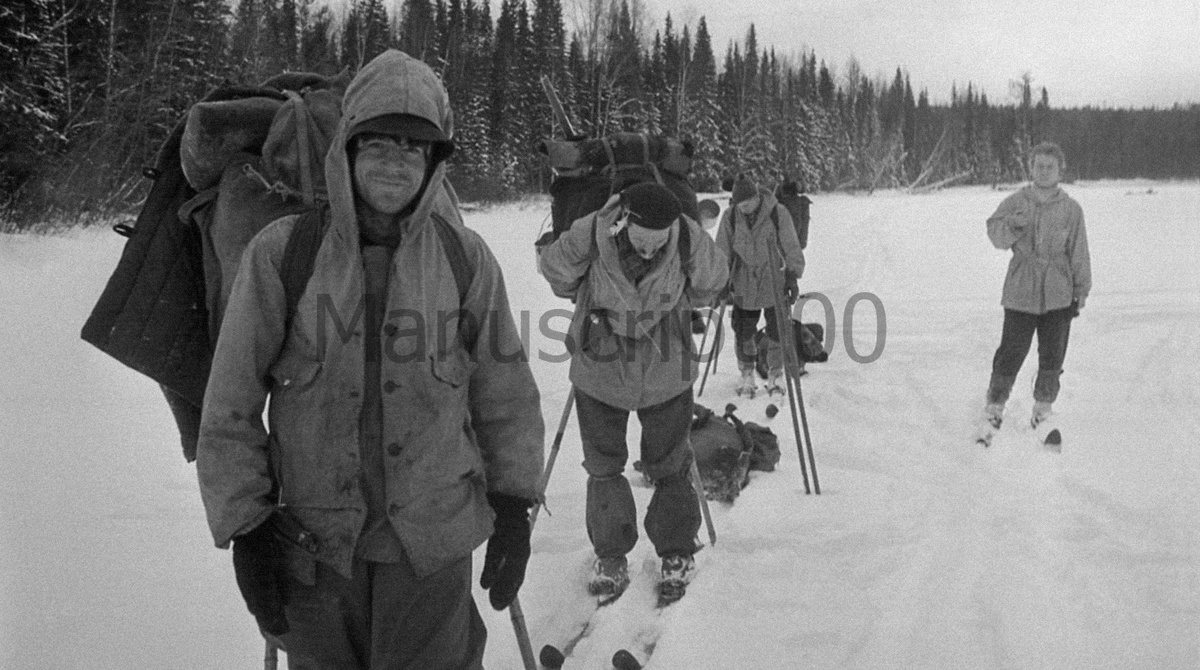 Ничего еще не предвещало беды. Счастливая группа движется к горе Холатчахль(в переводе с мансийского - Гора мертвецов). Совпадение?