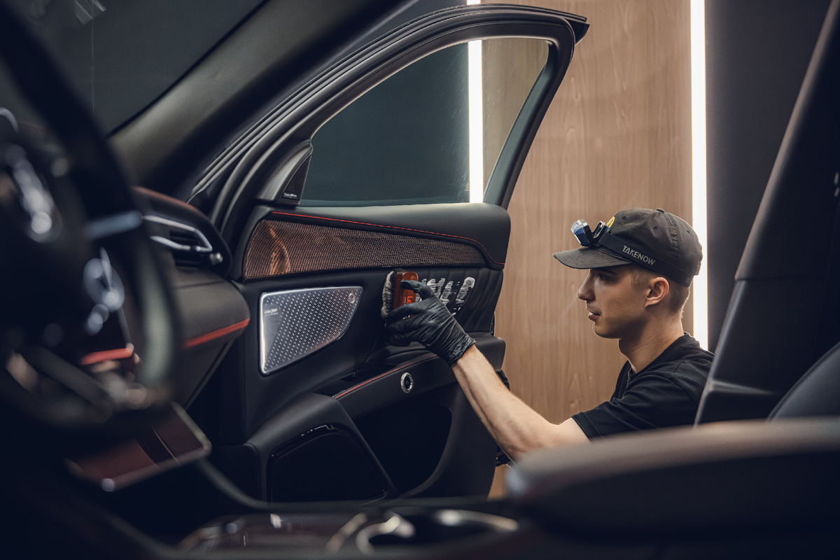 Мастер студии KARAD за работой..