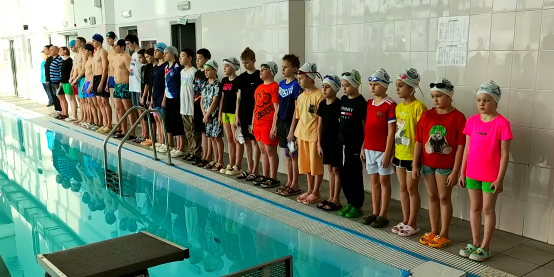 35 взрослых и юных омсукчанцев состязались в плавании: в окружном центре прошел турнир «ГТО – норма жизни»