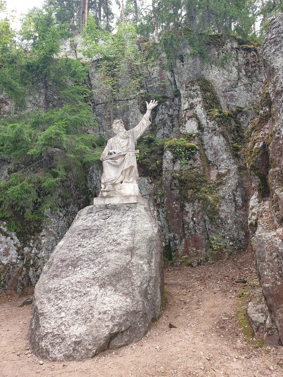 Воссозданная статуя рунопевца Вяйнемёйнена (он играет на кантели) в парке Монрепо, лето 2025 г.