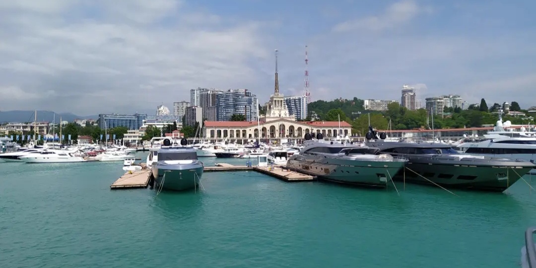 Шпиль, яхты и «Бриллиантовая рука»: Почему морской порт Сочи я советую увидеть каждому туристу