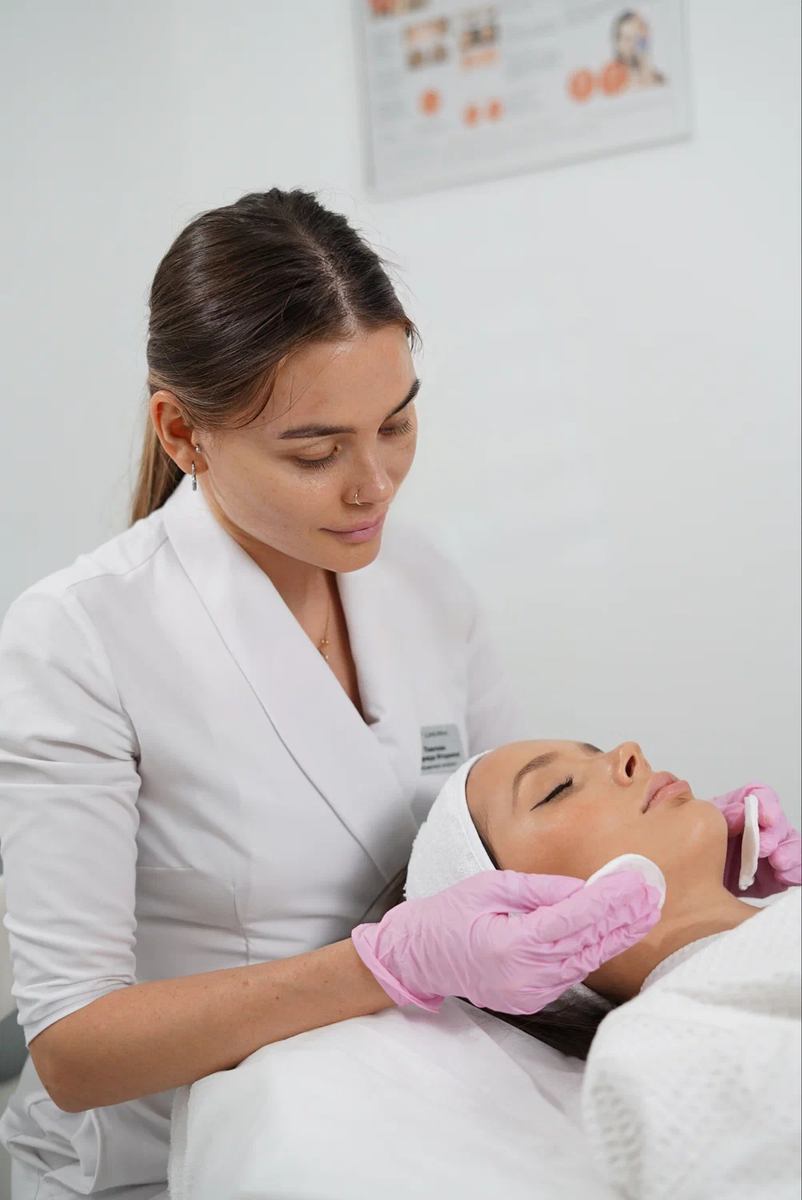 Аппаратная стимуляция усиливает метаболизм, микроциркуляцию и ремоделирование дермы, поэтому повышает предсказуемость и выраженность ответа на биостимулирующие инъекции.