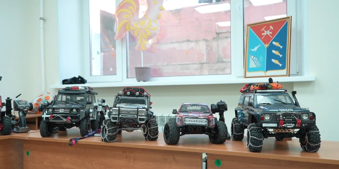 В магаданском детско-юношеском центре «Чайка» прошла выставка радиоуправляемых автомоделей