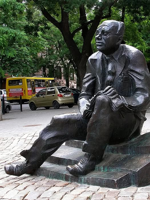 Памятник Исааку Бабелю в Одессе. Скульптор В. Франгулян