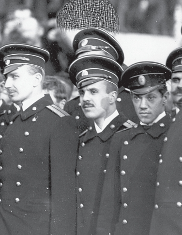 Лейтенант Николай Машуков среди офицеров	линкора	«Петропавловск», фотографирующихся	с императором Николаем II. Фрагмент фотографии. 7 октября 1914 г.