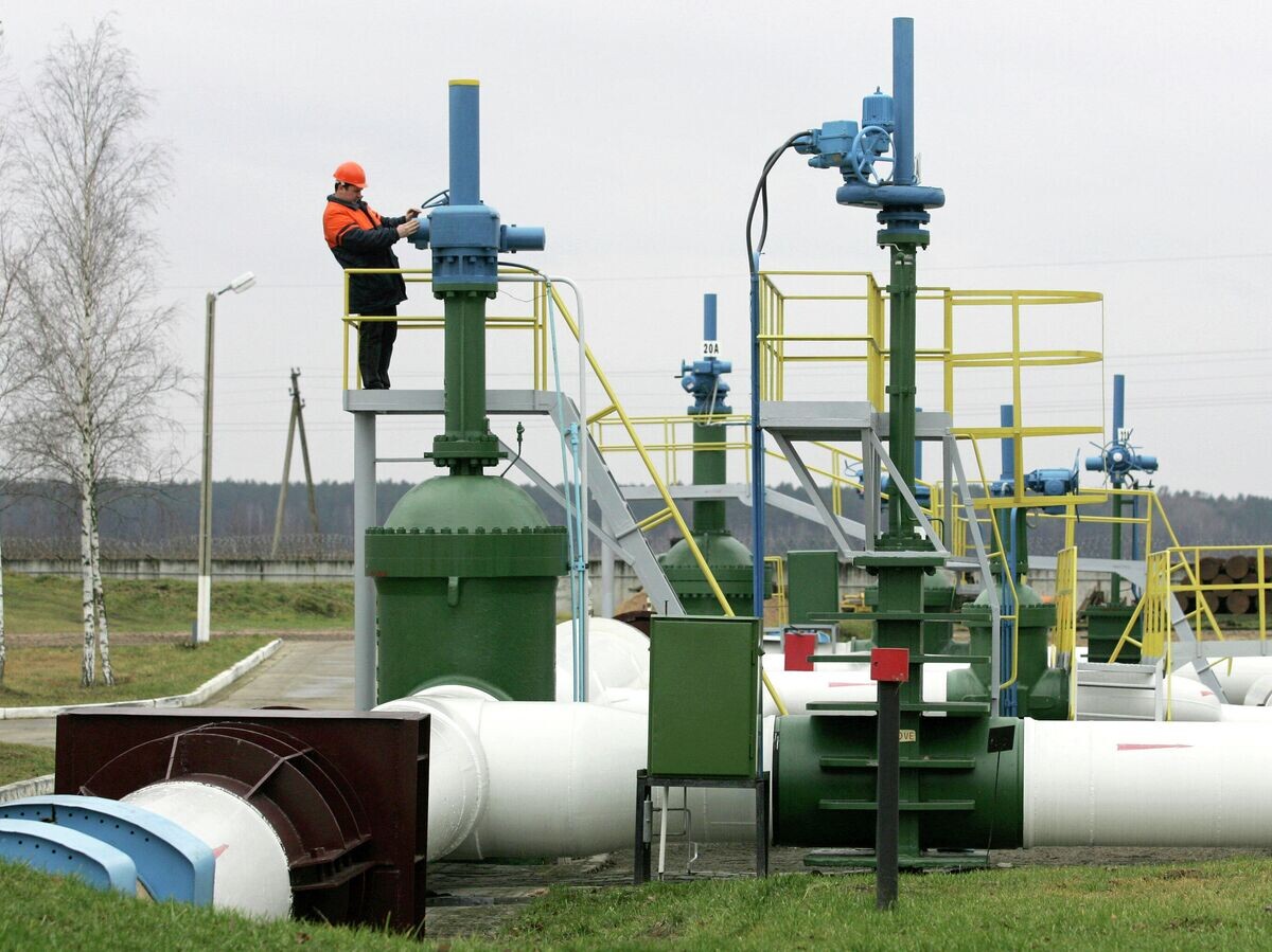    Рабочий у насосной станции трубопровода "Дружба" недалеко от деревни Бобовичи в Белоруссии | © AP Photo / Sergei Grits