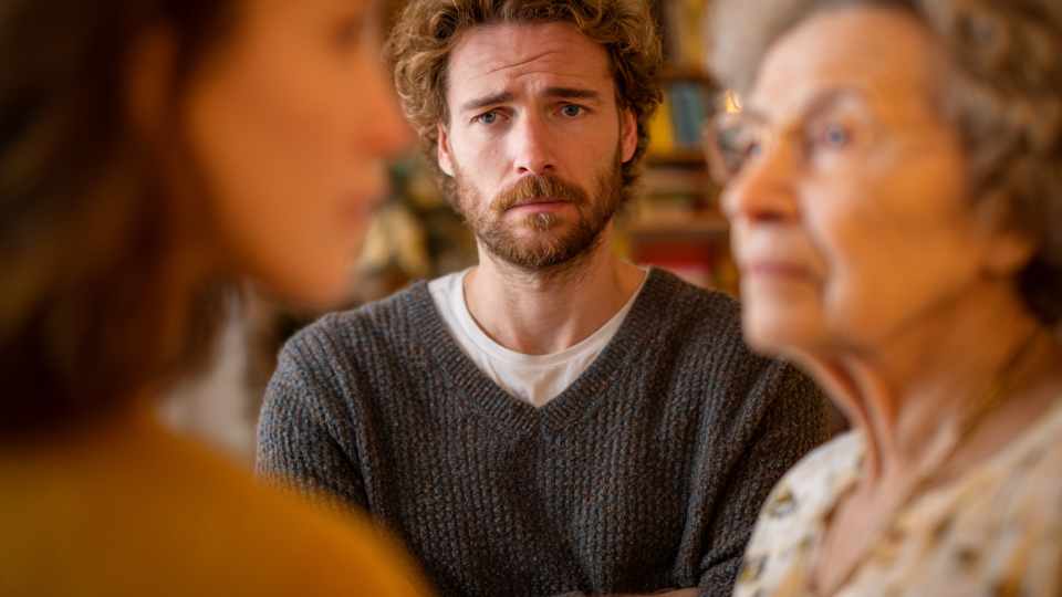 Мы ссоримся из-за его мамы. Кто должен решать эту проблему?