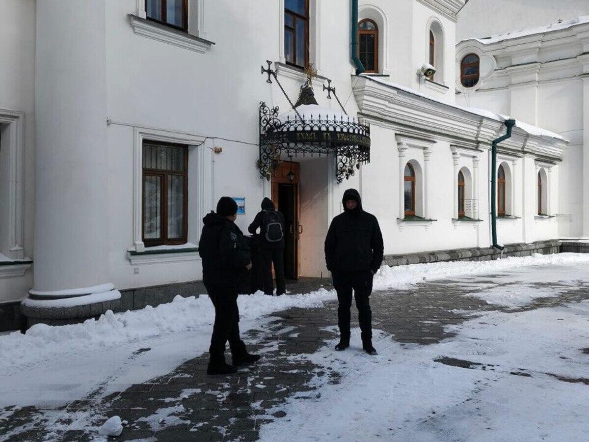    Сотрудники заповедника "Киево-Печерская лавра" срезают замки с Крестовоздвиженского и Теплого храмов Нижней лавры | © Фото : Адвокат Микита Чекман/Telegram