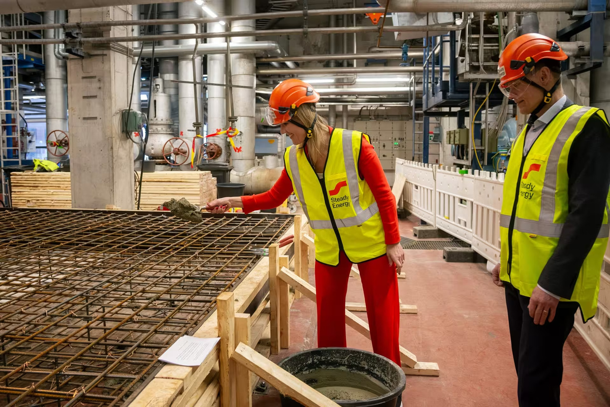    Министр климата и окружающей среды Финляндии Сари Мултала закладывает «первый бетон», , , ,