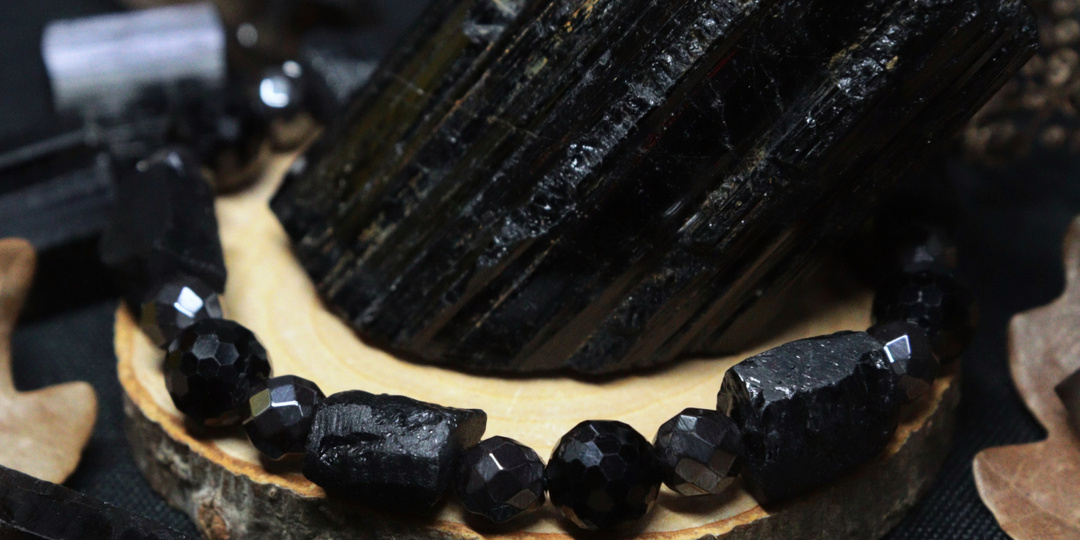 Браслет "Темная сторона" из черного турмалина и гематита