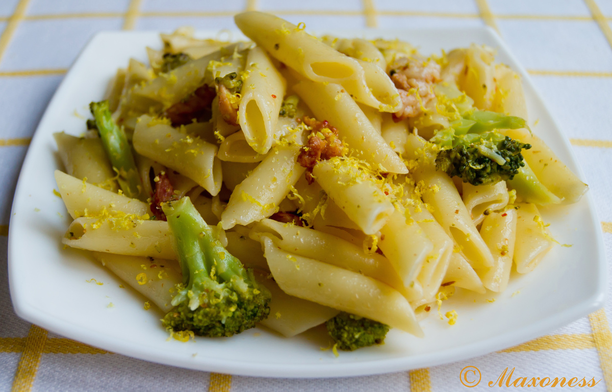 Паста с окороком, брокколи и семенами фенхеля