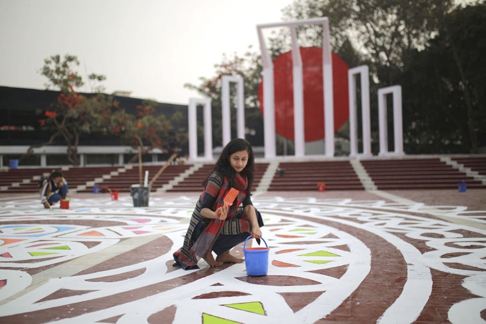    Студенты Института изящных искусств Даккского университета у центрального мемориала Шахид Минар в Дакке, Бангладеш. Оформление приурочено к празднованию Международного дня родного языка. / Фото: Rehman Asad/NurPhoto via Getty Images