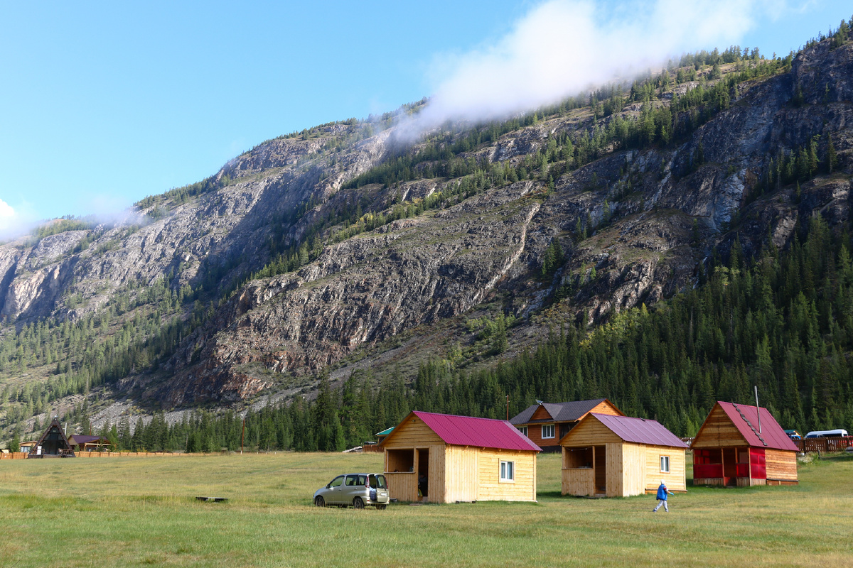 Турбаза Мёны. Через неё идёт проход на Гейзеровое озеро.