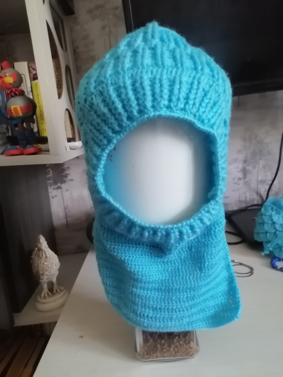Связала внуку шапку-шлем на весну и межсезонье