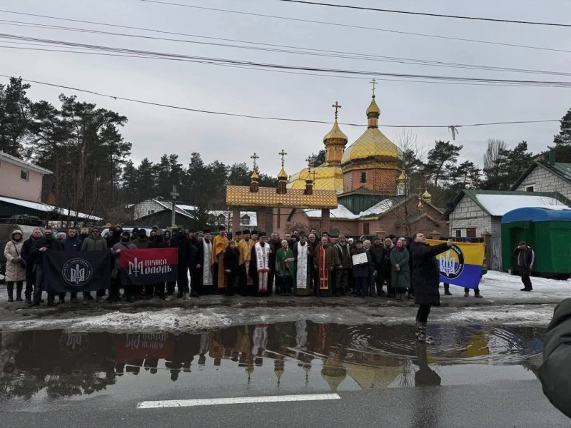    В киевском пригороде Быковня рейдеры ПЦУ силой захватили очередной храм Украинской Православной Церкви
