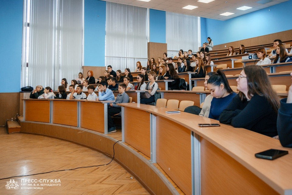    Школьники с интересом слушали рассказы защитника нашей страны. Фото: пресс-служба КФУ имени Вернадского