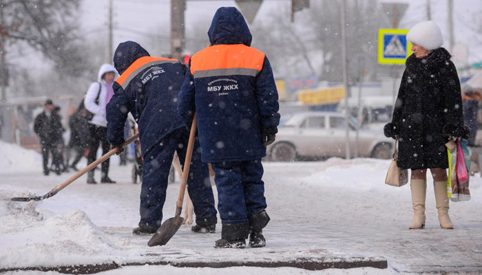 Если снег продолжает идти, очистка территорий должна проводиться каждые три часа. Фото: 1MI