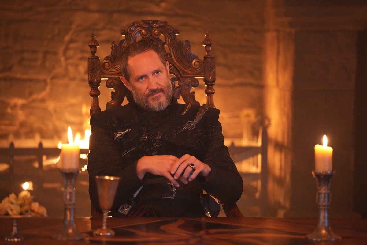 Осветленный кадр, который удалось найти в интернете, ибо в самом сериале темнота и мрак.