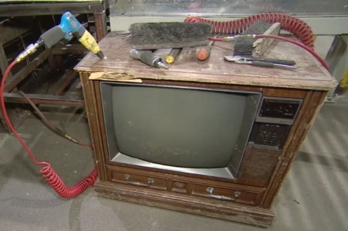    В Канаде работник завода по переработке нашел в старом телевизоре ₽5,6 млн