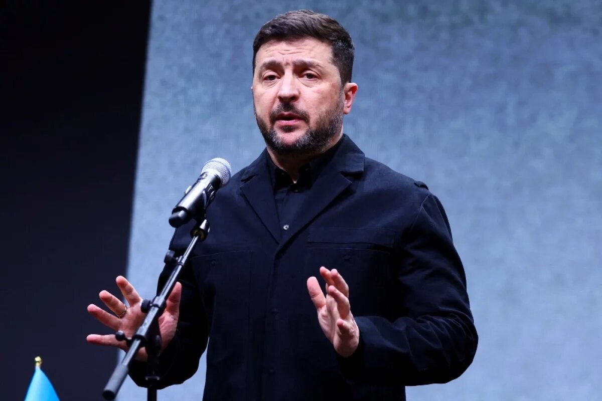    Непримиримость Зеленского на переговорном треке, по слухам, тревожит часть украинских элит.