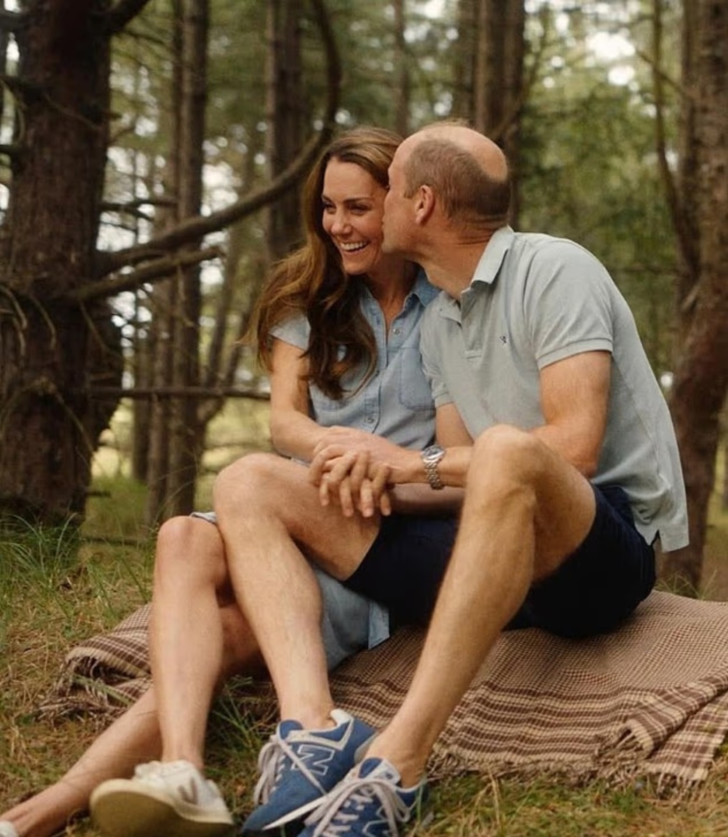 Влюбленные принц и принцесса Уэльские вступают в так называемый «второй медовый месяц», и становится ясно, что они не боятся демонстрировать свои чувства на публике. На фото: очаровательная фотография, которую пара использовала для публичного празднования Дня святого Валентина в прошлом году.