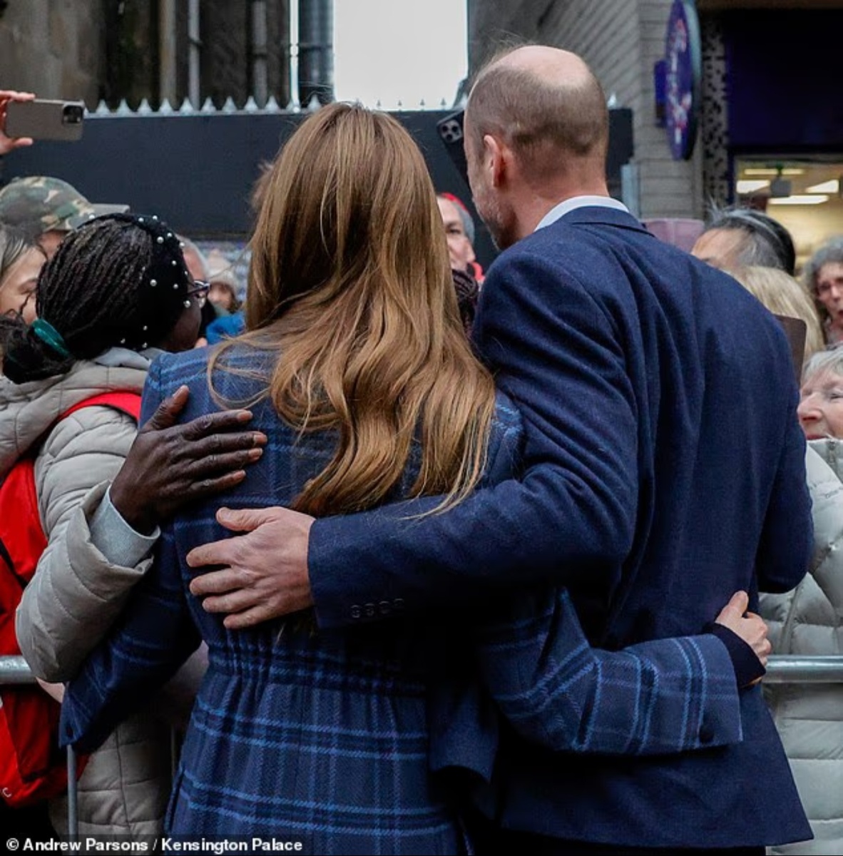 От кокетливых взглядов до застенчивых улыбок и нежных прикосновений, их отношения, полные проявлений нежности на публике, были сформированы «близостью, которая возникает из-за необходимости вместе со своей молодой семьей противостоять злокачественной угрозе рака», — сказал Ричард Фицвиллиамс.