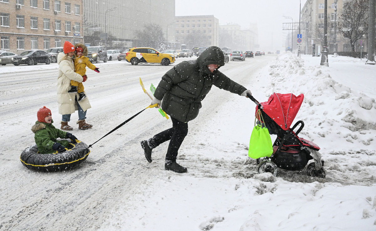   Москва пешеходы дорога семья дети родители зима погода РИАН