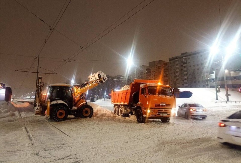    Техника расчищает улицы в Казани в круглосуточном режиме. Фото: пресс-служба администрации Казани