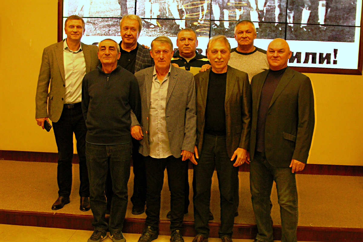 Ветераны «Ростсельмаша»-1985: Геннадий Нагорных, Сергей Балахнин, Виталий Пападопуло, Сергей Иванов (верхний ряд, слева направо), Сероп Маркарян, Сергей Селин, Иван Лях, Геннадий Степушкин (нижний ряд, слева направо). Фото: Владимир Попов