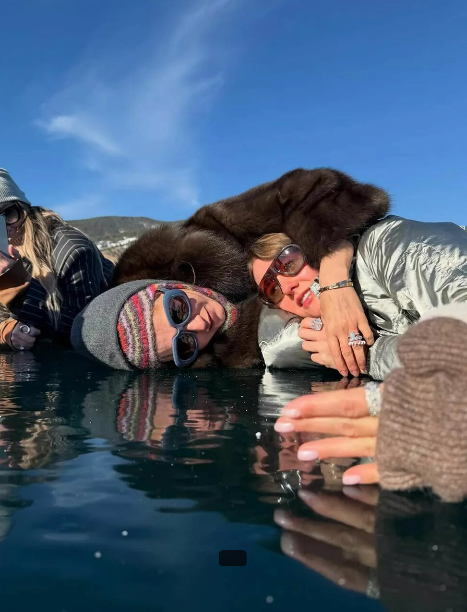     Виктория Исакова с подругами. Фото: Соцсети Виктории Исаковой