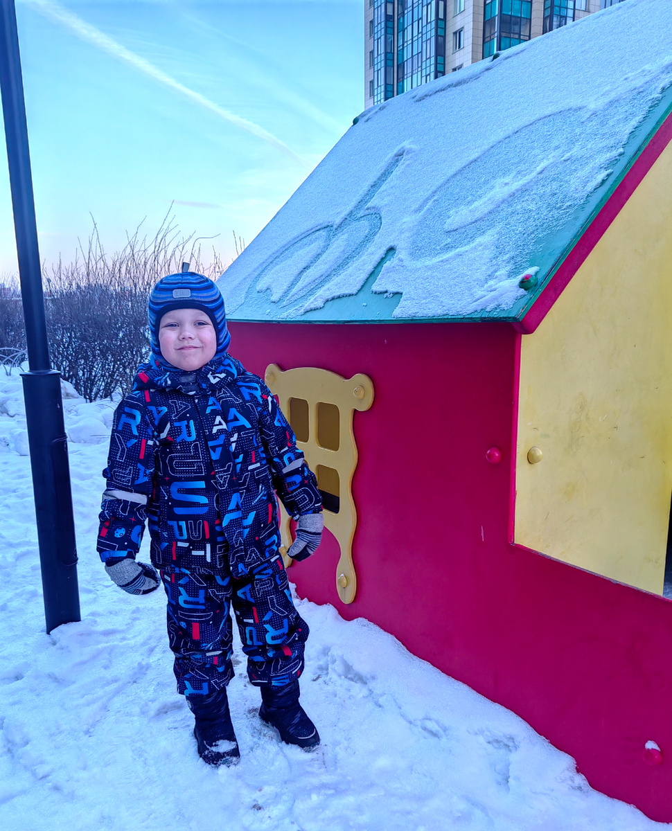 Вечером второго дня больничного вышли подышать во двор