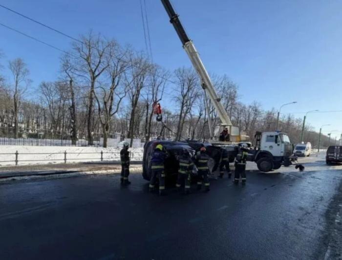 Работа спасателей на месте аварии. Обложка © МЧС Санкт-Петербург